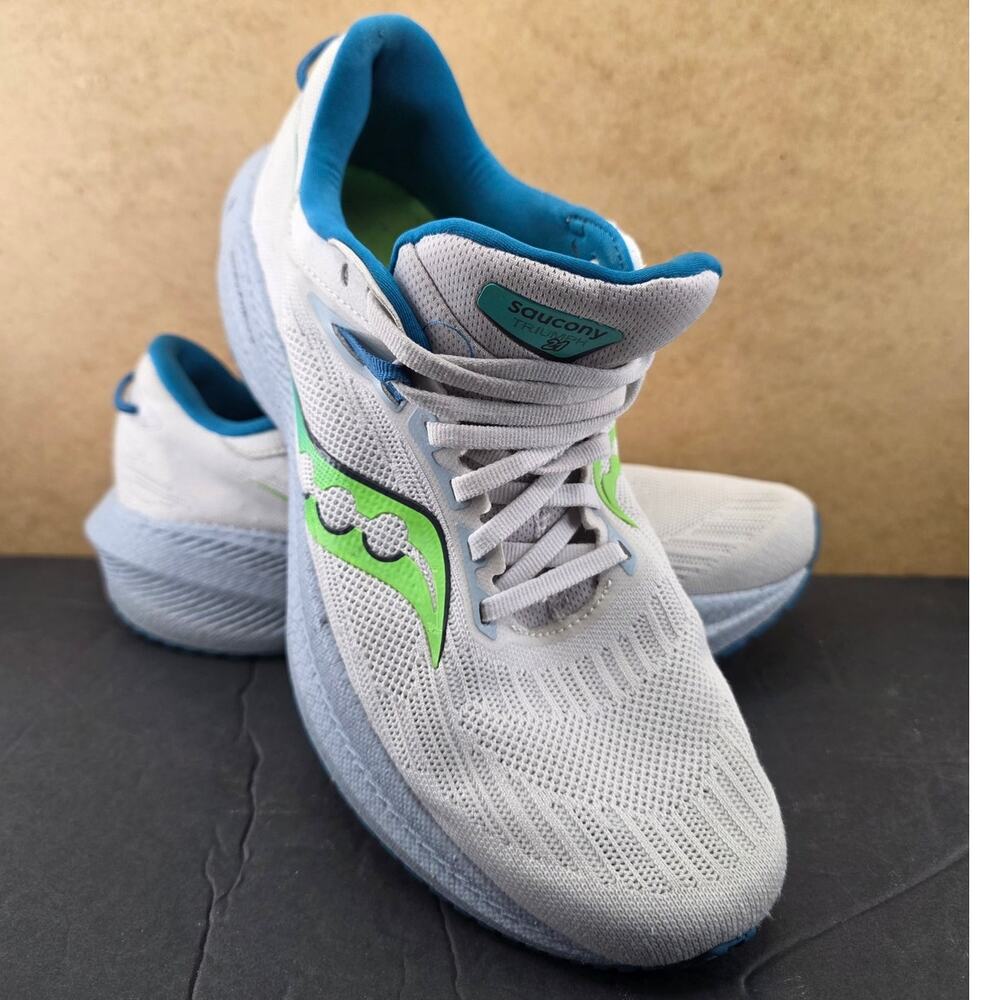 Saucony Women's Triumph 21 running shoes Size 10